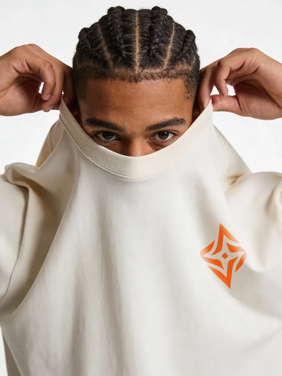 T-shirt blanc porté, symbole AVORA orange sur la poitrine.