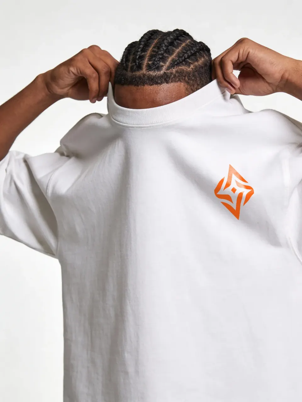 Col de t-shirt relevé sur le visage, symbole AVORA orange.