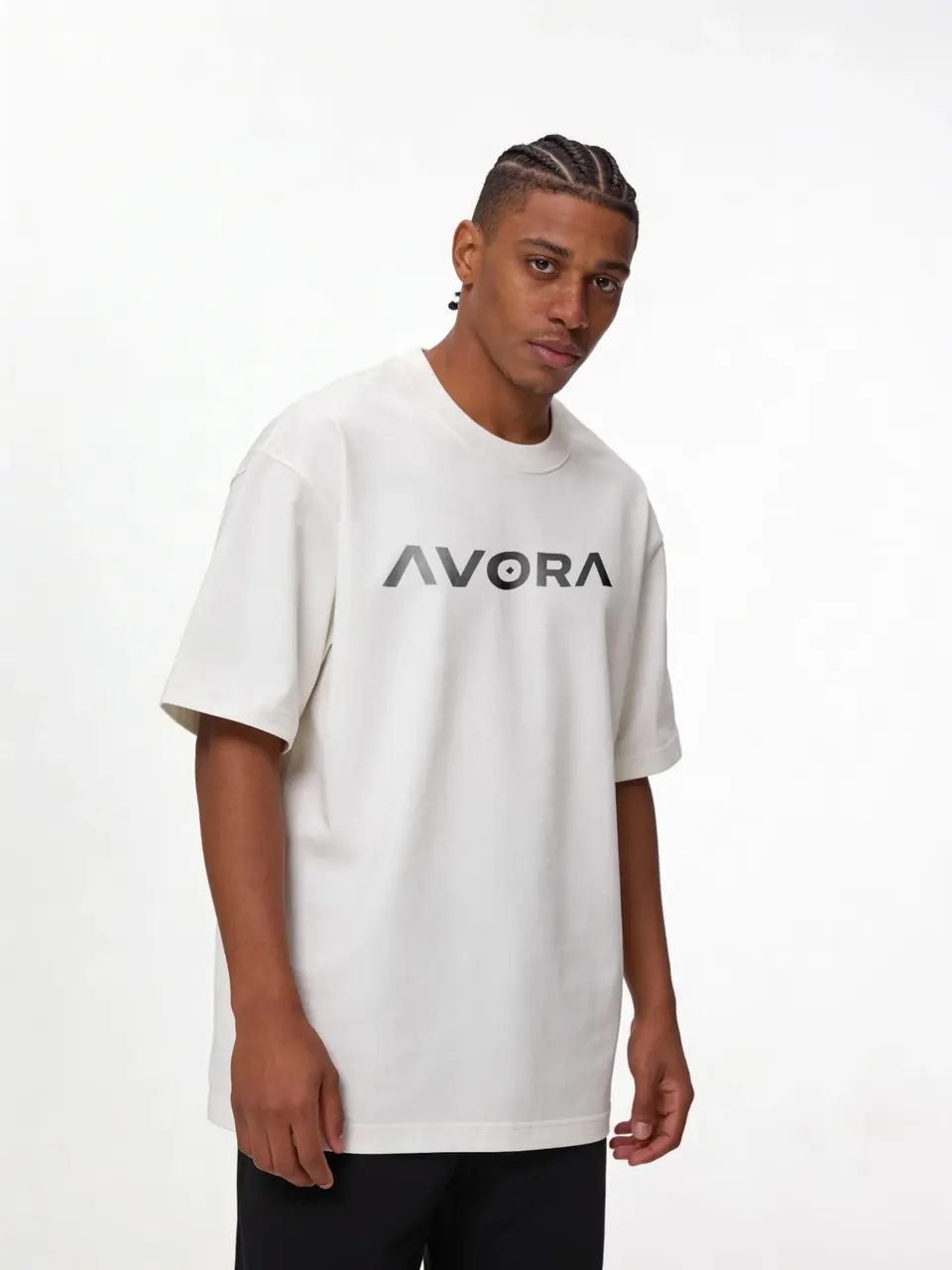 T-shirt blanc avec le logo AVORA noir.