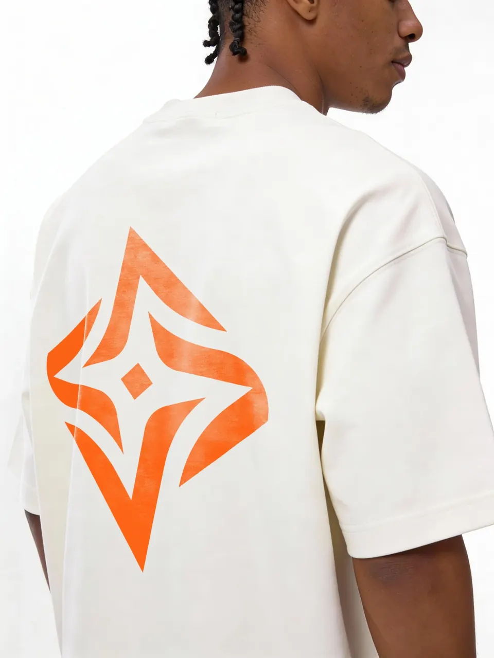 Dos de t-shirt avec un grand symbole AVORA orange.